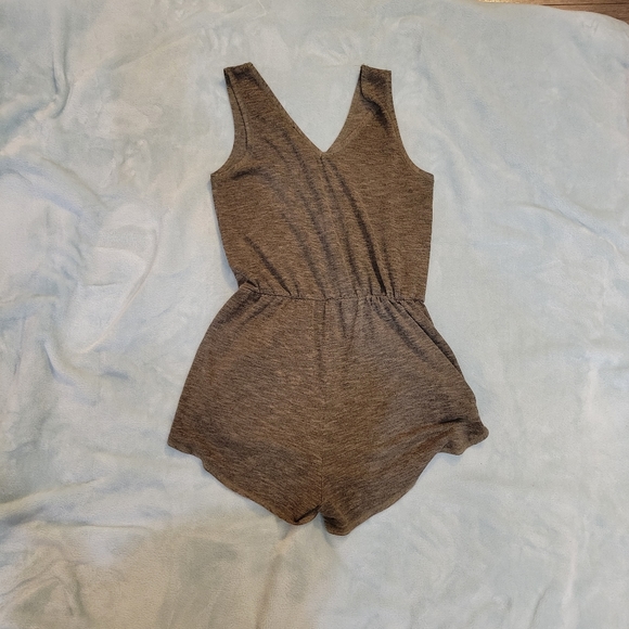 ✨️3 for $15✨️ Eclipse romper v-neck with pockets size medium in forest green - Picture 1 of 8